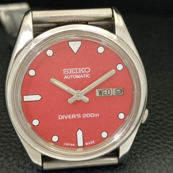 Seiko Red Dial Diver's Watch - Picture 4 of 10